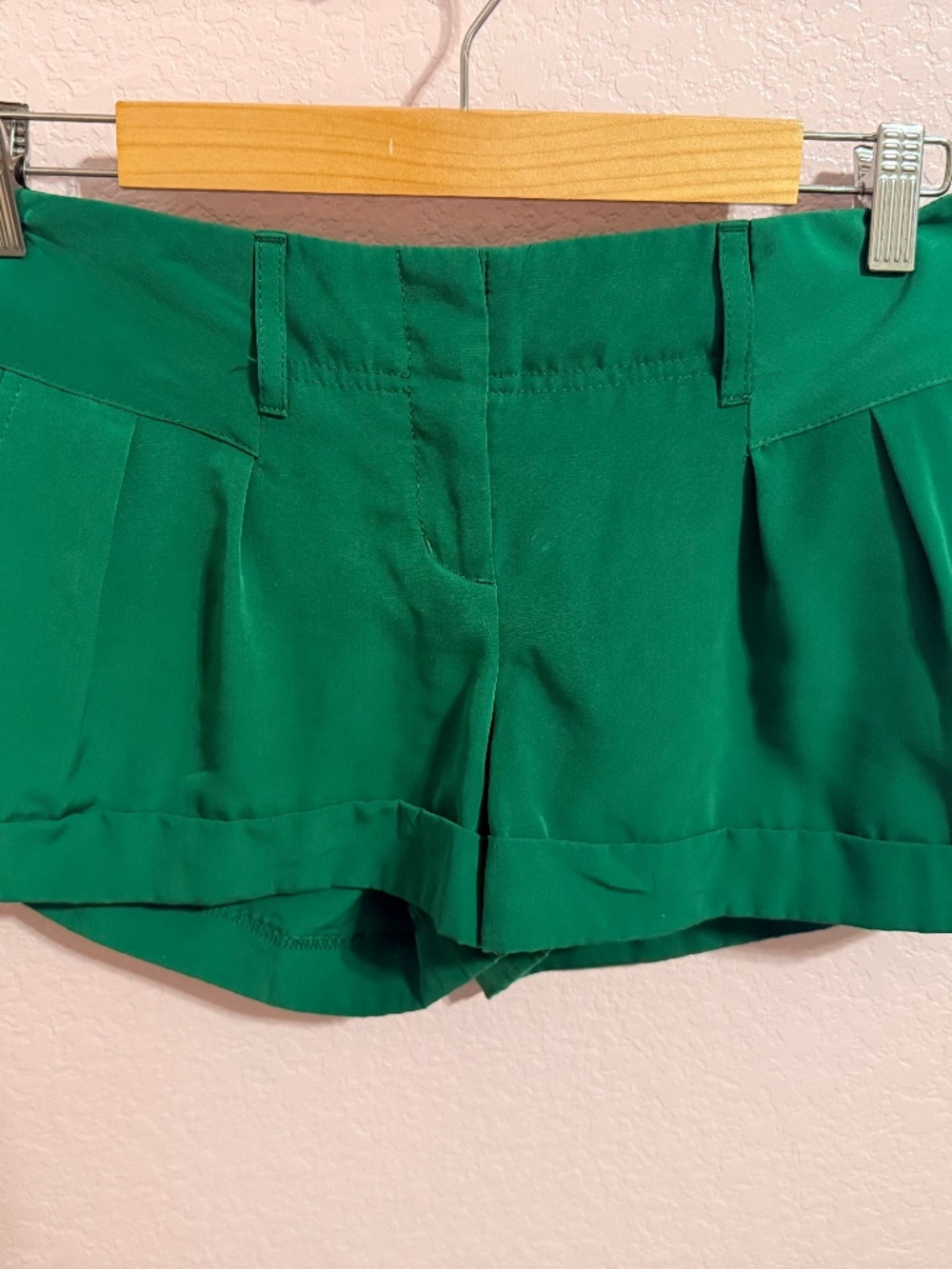 Express classic chino dress shorts size 2 in Kelly Green w/ front & back pockets